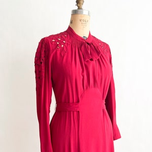 Pretty Vintage 1930s Berry Pink Rayon Crepe Cutwork Embroidered Dress M image 4