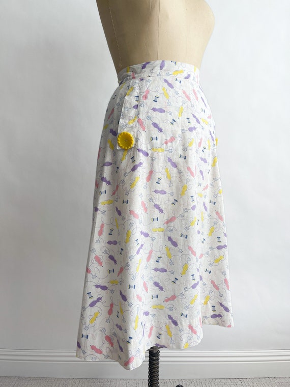 Best! Vintage 1940s Novelty Print Dress Form Mann… - image 3