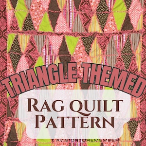 Puede incluir: Un patrón de colcha de retazos colorido con un diseño de triángulos. La colcha está hecha con una variedad de telas en tonos de rosa, marrón, verde y amarillo. El texto "Triangle Themed Rag Quilt Pattern" se muestra en la colcha.
