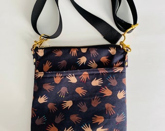 Bolsa transversal mini com estampa afro-americana – Bolsa de ombro feita à mão com detalhe de "pregos".