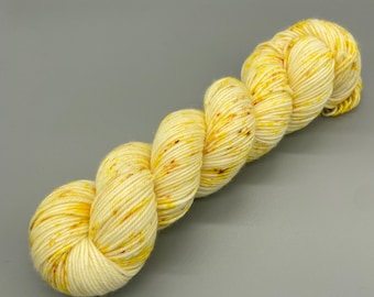 Filato tinto a mano, 100% lana merino superwash, peso DK, bianco, arancione, giallo, maculato - 231 iarde per matassa - Solar Flares