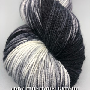 Filato tinto a mano, Lana merino superwash, Nero, Grigio, Bianco, Peso diteggiato, Sport, DK, Peso pettinato, Leggermente maculato Luna di mezzanotte immagine 8