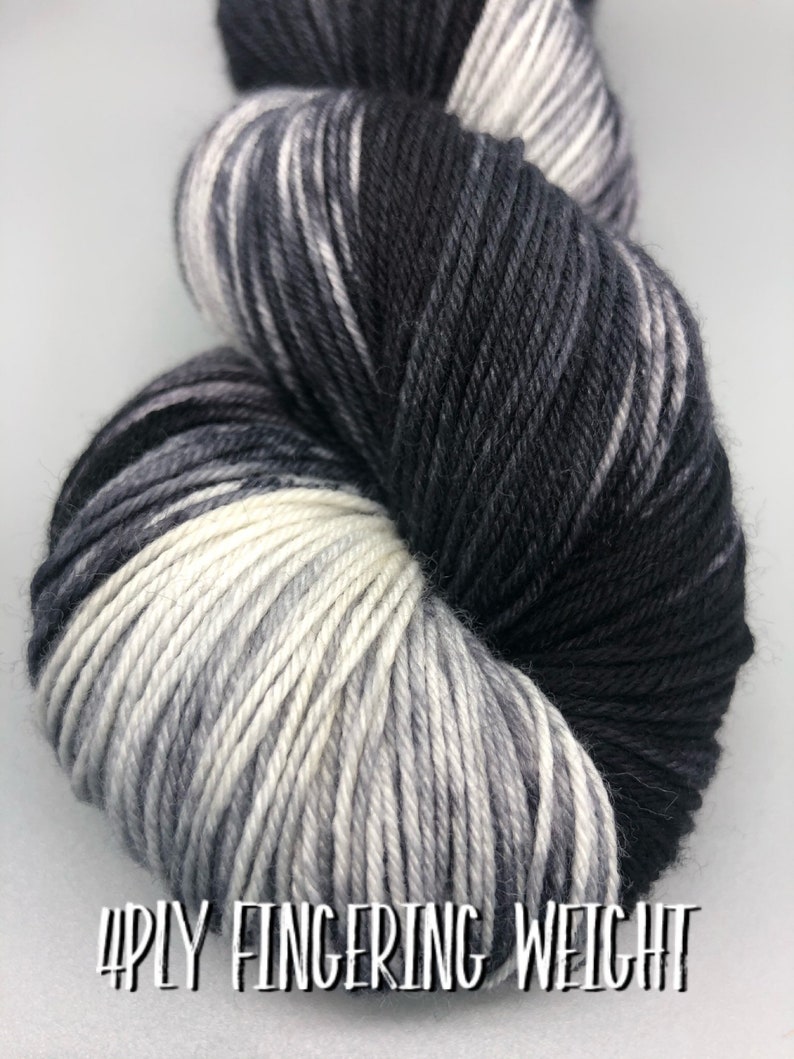 Filato tinto a mano, Lana merino superwash, Nero, Grigio, Bianco, Peso diteggiato, Sport, DK, Peso pettinato, Leggermente maculato Luna di mezzanotte immagine 8