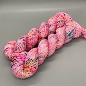 Handgeverfd garen, Superwash-merinowol, lichtroze basis, regenboogstippels, vingergewicht, sport, DK, kamgarengewicht - suikerspin