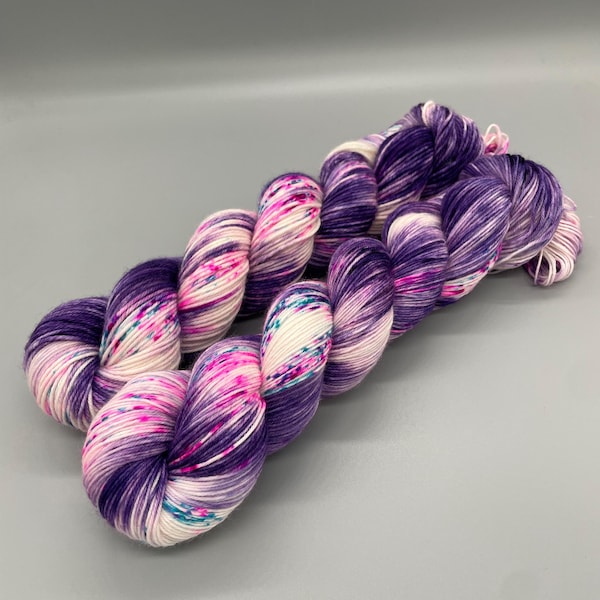Handgefärbtes Garn, Superwash Merino Wolle, Lila, Pink, Türkis, gesprenkelt, Fingering Weight, Sport, DK, Worsted Weight - Watercolors