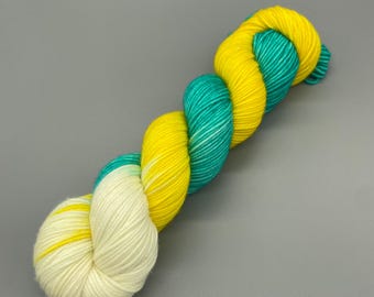 Filato tinto a mano, 100% lana merino superwash, peso DK, giallo, acqua, bianco - 231 iarde per matassa - Sailing Away