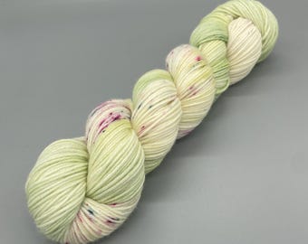 Hilo teñido a mano, 100 % lana merino superwash, grosor DK, verde salvia, motas azules y rosas - 231 yardas por madeja - Flores de mayo