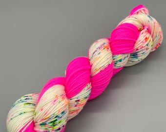 Hilo teñido a mano, 100 % lana merino superwash, grosor DK, rosa neón con motas fluorescentes - 231 yardas por madeja - Groovy’s Sister