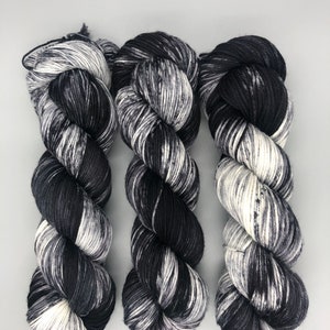 Filato tinto a mano, Lana merino superwash, Nero, Grigio, Bianco, Peso diteggiato, Sport, DK, Peso pettinato, Leggermente maculato Luna di mezzanotte immagine 4