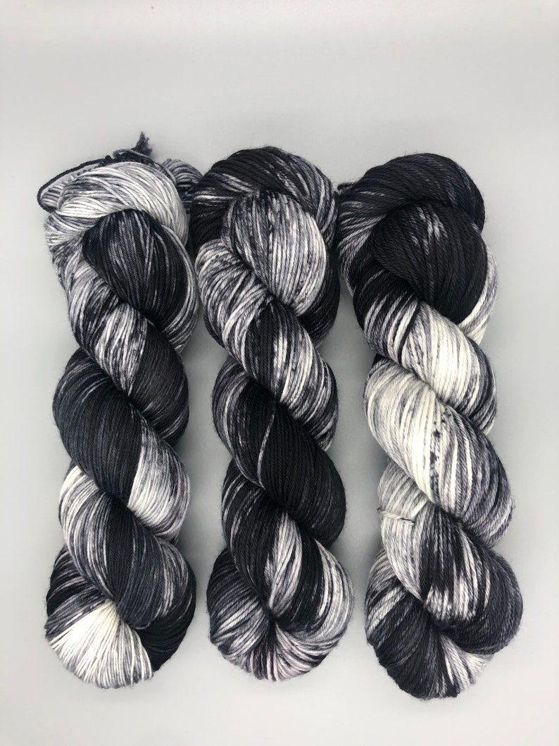 Filato tinto a mano, Lana merino superwash, Nero, Grigio, Bianco, Peso diteggiato, Sport, DK, Peso pettinato, Leggermente maculato Luna di mezzanotte immagine 4