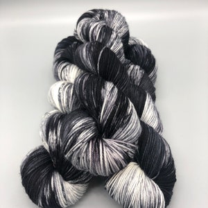 Filato tinto a mano, Lana merino superwash, Nero, Grigio, Bianco, Peso diteggiato, Sport, DK, Peso pettinato, Leggermente maculato Luna di mezzanotte immagine 2