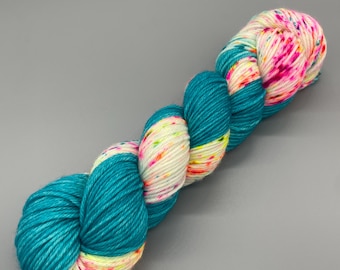Hilo teñido a mano, 100% lana merino superwash, estambre, turquesa, motas neón fluorescentes - 218 yardas por madeja - Groovy