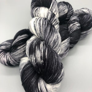 Filato tinto a mano, Lana merino superwash, Nero, Grigio, Bianco, Peso diteggiato, Sport, DK, Peso pettinato, Leggermente maculato Luna di mezzanotte immagine 3