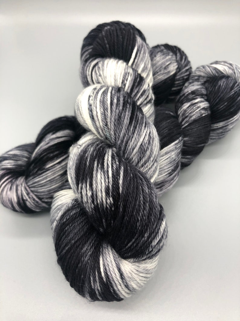 Filato tinto a mano, Lana merino superwash, Nero, Grigio, Bianco, Peso diteggiato, Sport, DK, Peso pettinato, Leggermente maculato Luna di mezzanotte immagine 3