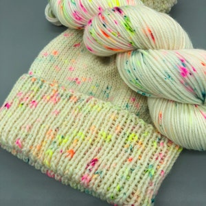 Hilo teñido a mano, lana merino superlavada, blanco, hilo fluorescente ligeramente moteado, grosor fingering, DK, deportivo, grosor Worsted - Cupcake imagen 5