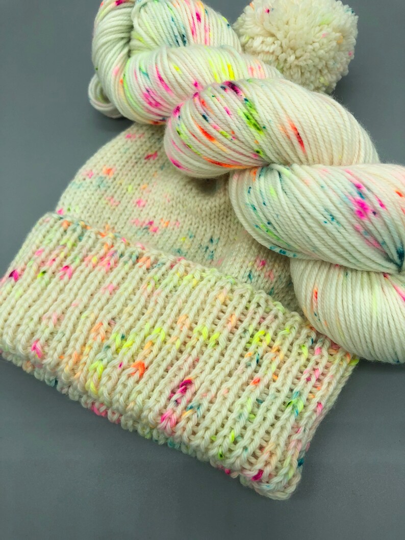 Hilo teñido a mano, lana merino superlavada, blanco, hilo fluorescente ligeramente moteado, grosor fingering, DK, deportivo, grosor Worsted - Cupcake imagen 5