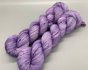 Przędza farbowana ręcznie, wełna merynosów Superwash, kolor fioletowy, lekko nakrapiana, grubość fingering, sport, DK, grubość worsted – Purple Rain