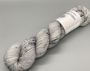 Fio tingido à mão, 75% lã merino superwash, 25% nylon, espessura fingering, cinza com pintas cinza - 463 jardas por meada - A Walk in the Night