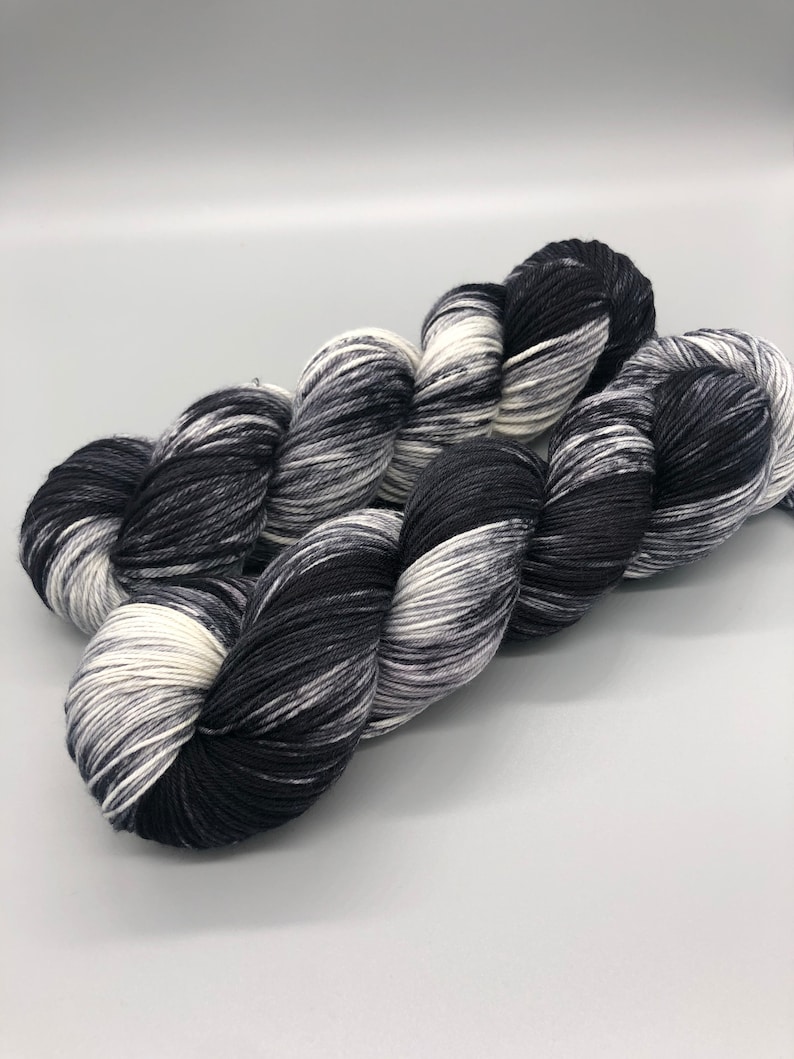 Filato tinto a mano, Lana merino superwash, Nero, Grigio, Bianco, Peso diteggiato, Sport, DK, Peso pettinato, Leggermente maculato Luna di mezzanotte immagine 1