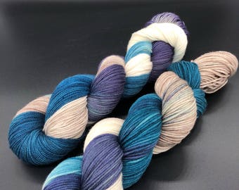 Handgeverfd garen, Superwash-merinowol, paarsgrijs, blauw, bruin, vingergewicht, sport, DK, kamgaren - blikseminslagen