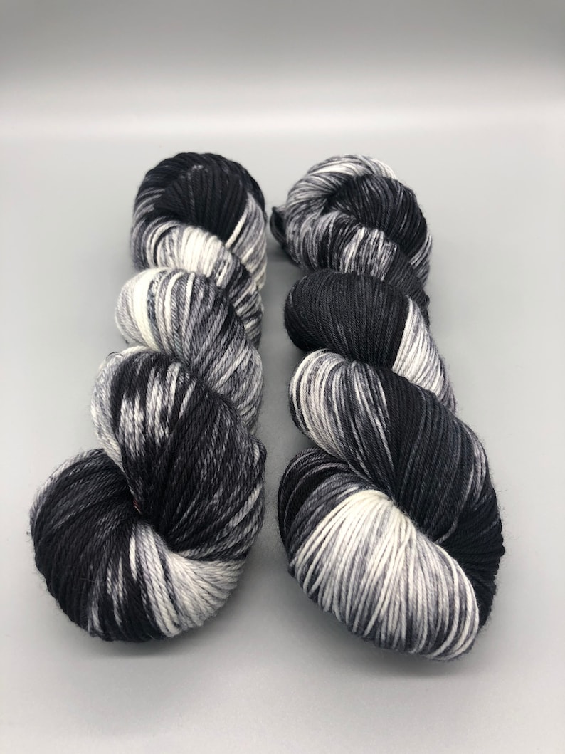 Filato tinto a mano, Lana merino superwash, Nero, Grigio, Bianco, Peso diteggiato, Sport, DK, Peso pettinato, Leggermente maculato Luna di mezzanotte immagine 5