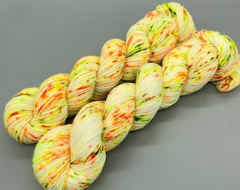 Filato tinto a mano, lana merino superlavabile, filato maculato fluorescente, giallo, arancione, verde, peso fingering, sport, DK, pettinato - Citrus Splash