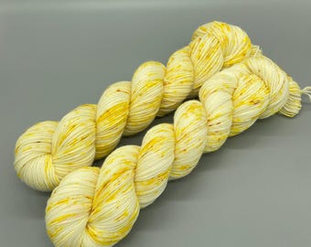 Filato tinto a mano, lana merino superlavabile, giallo maculato, peso per calzini, sport, DK, peso pettinato - Solar Flares