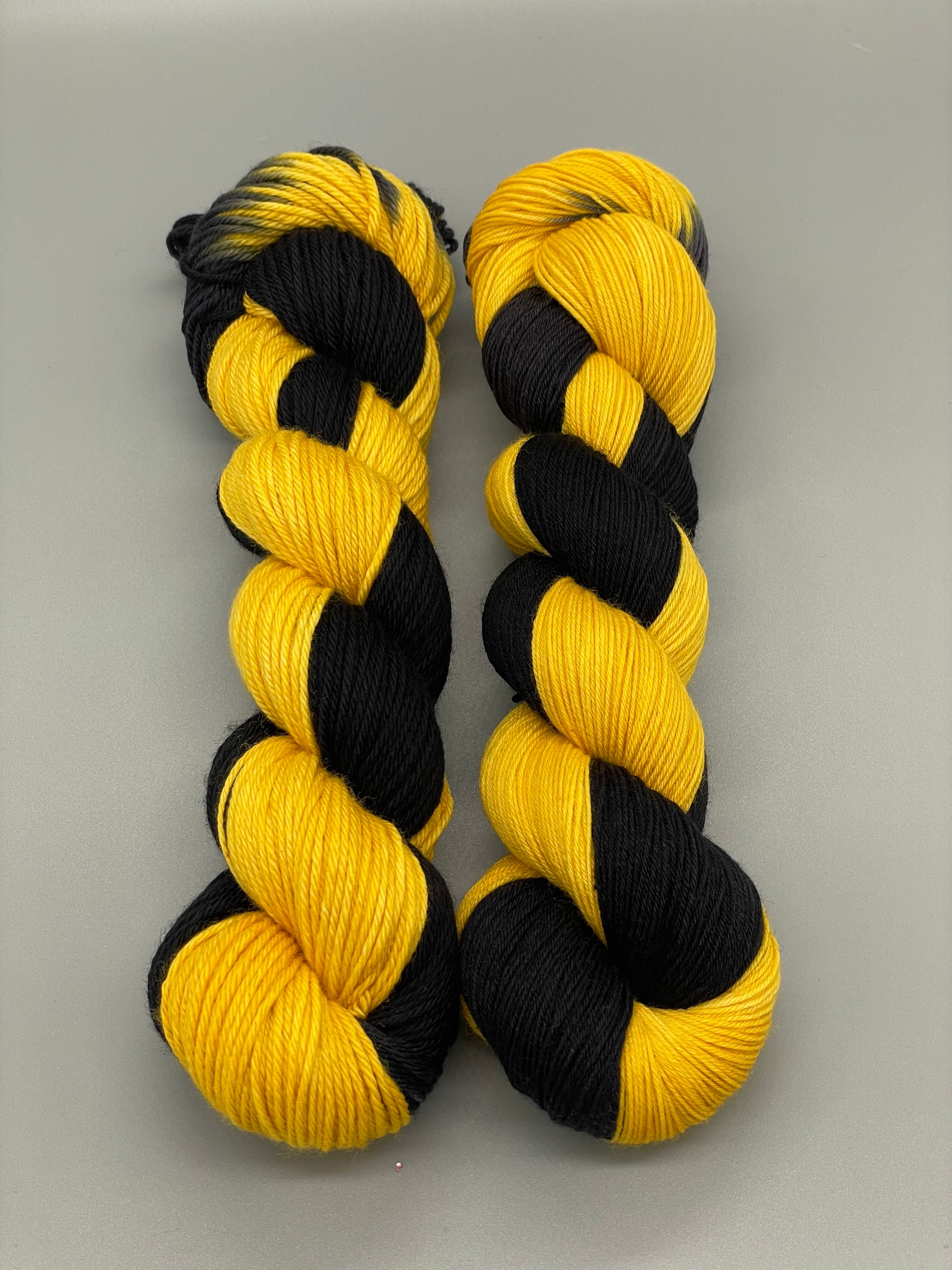 BLACK GOLD: SW Merino/Nylon - Self-striping Hand-dyed Sock Yarn/tight –  AlohaBlu