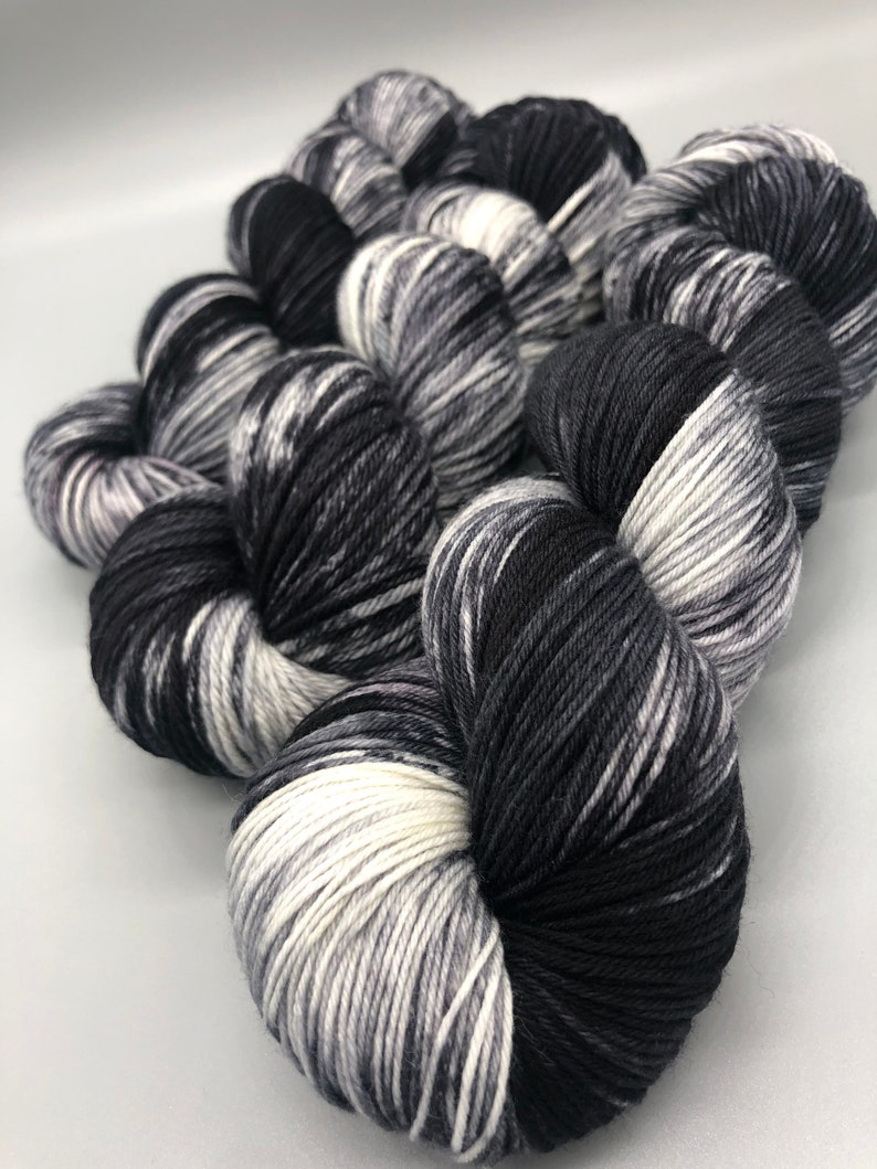 Filato tinto a mano, Lana merino superwash, Nero, Grigio, Bianco, Peso diteggiato, Sport, DK, Peso pettinato, Leggermente maculato Luna di mezzanotte immagine 7