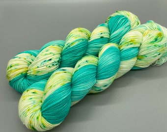 Filato tinto a mano, lana merino superlavabile, acquamarina, giallo, bianco, filato maculato, peso per calzini, DK, sport, peso pettinato - The Ships a Sailing