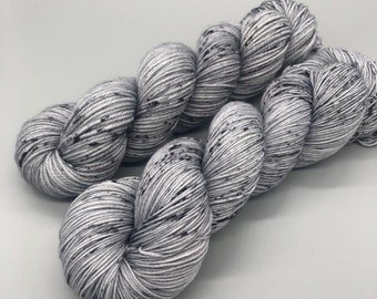 Przędza farbowana ręcznie, wełna merynosowa Superwash, baza szara, cętkowana, grubość fingering, sportowa, DK, grubość worsted - A Walk in the Night