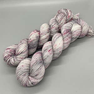 Hilo teñido a mano, lana merino superlavada, gris, rosa, grosor fingering moteado, DK, deportivo, grosor Worsted - Pinky Swear