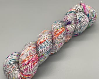 Fio tingido à mão, 75% lã merino superwash, 25% nylon, espessura fingering, cinza com pintas brilhantes - 463 jardas por meada - É hora de festejar!!!