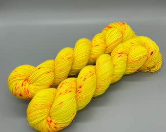 Filato tinto a mano, lana merino superlavabile, giallo, arancione, screziato, peso per calzini, sport, DK, peso pettinato - Bee Mine