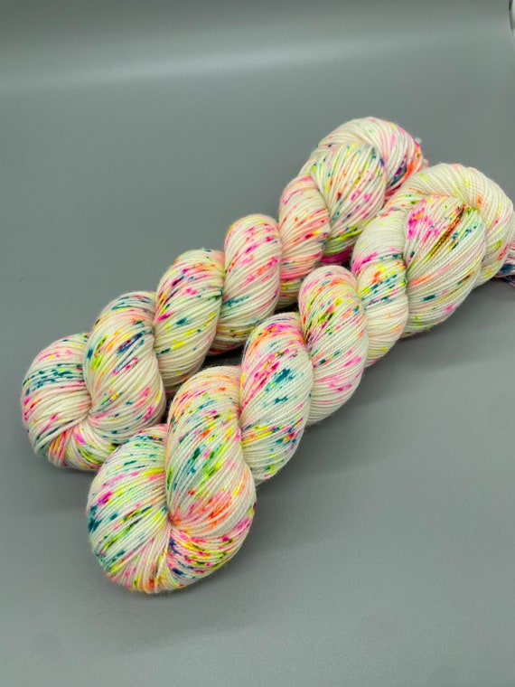 Worsted Weight Yarn, Hand Dyed, Speckled, Superwash Merino, Neon Rainbow  Speckled Yarn, Hand Dyed Yarn 100 G/218 Yds, Worsted Yarn Voila 