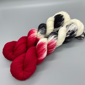 Hilo teñido a mano, lana merino superlavada, rojo, negro, blanco, grosor fingering, deportivo, DK, grosor Worsted - Cardenal de cresta roja