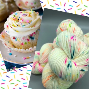 Puede incluir: Primer plano de un cupcake blanco con chispas de colores en la parte superior y un remolino de glaseado blanco. El cupcake est&aacute; sentado en un plato blanco con m&aacute;s chispas. El fondo es un patr&oacute;n de confeti blanco y de colores.