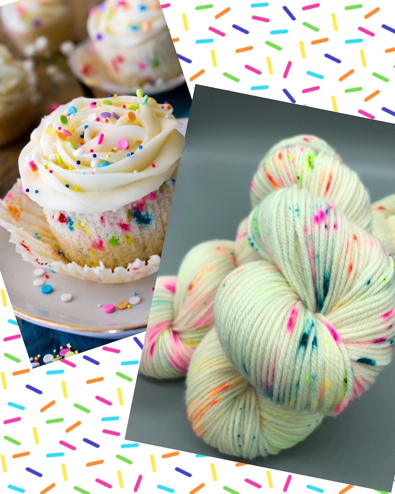 Puede incluir: Primer plano de un cupcake blanco con chispas de colores en la parte superior y un remolino de glaseado blanco. El cupcake est&aacute; sentado en un plato blanco con m&aacute;s chispas. El fondo es un patr&oacute;n de confeti blanco y de colores.