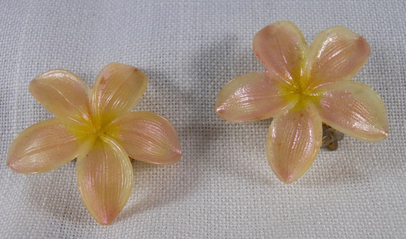 Vintage 1960/'s Pearly Pink Tropical Plumeria Flower Clip On Earrings