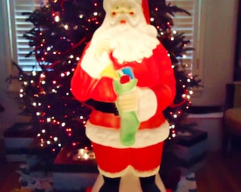 40 tall blow mold santa claus holding green stocking of toys vintage 1960s yard decoration - Craigslist Outdoor Christmas Decorations 40 tall blow mold santa claus holding green stocking of toys vintage 1960s yard decoration - Craigslist Outdoor Christmas Decorations