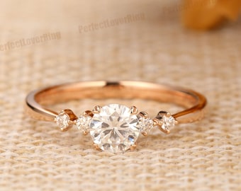 Zierlicher Verlobungsring / 5mm Rundschliff Moissanite Ring / 14K Rose Gold Ring / Prong Set Ring / Stapelring / Versprechen Brautring / Ring für Frauen