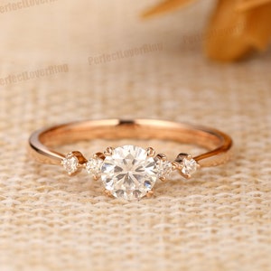 Zierlicher Verlobungsring / 5mm Rundschliff Moissanite Ring / 14K Rose Gold Ring / Prong Set Ring / Stapelring / Versprechen Brautring / Ring für Frauen Bild 1