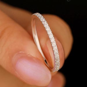 Vigselring med full evighet / 0,28 karat rundslipad moissanit matchande ring / Stapelbar evighetsring / Handgjord ring för presenter / Ring i 14 karat massivt guld