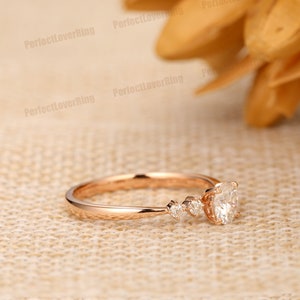 Zierlicher Verlobungsring / 5mm Rundschliff Moissanite Ring / 14K Rose Gold Ring / Prong Set Ring / Stapelring / Versprechen Brautring / Ring für Frauen Bild 3