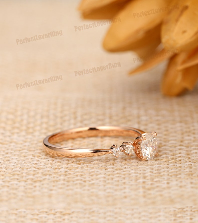 Zierlicher Verlobungsring / 5mm Rundschliff Moissanite Ring / 14K Rose Gold Ring / Prong Set Ring / Stapelring / Versprechen Brautring / Ring für Frauen Bild 3