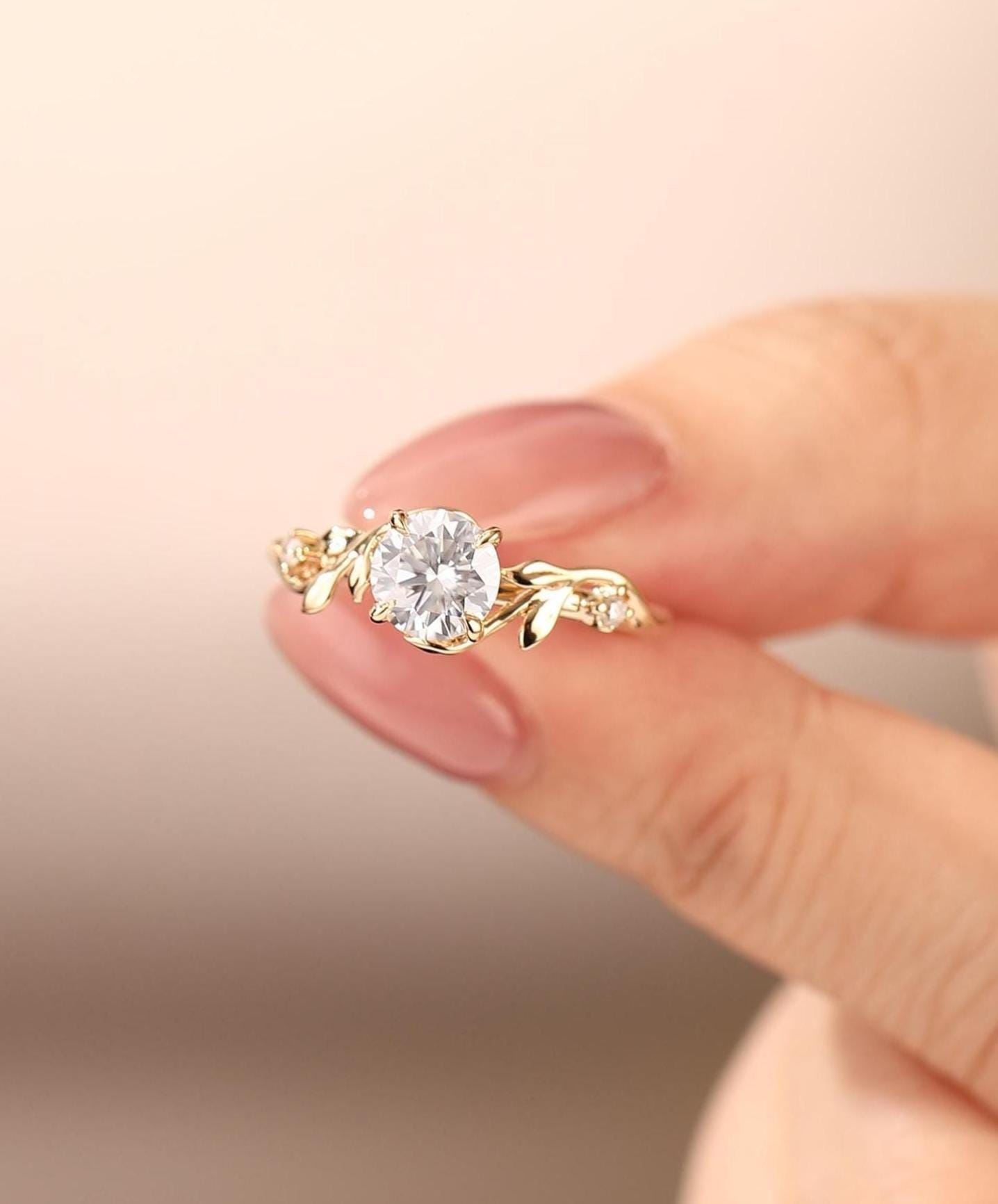 Anel de noivado exclusivo/ Anel de noivado de moissanita de corte redondo de 6 mm/ Anel de inspiração natural/ Anel de proposta de moissanita/ Anel de ouro rosa sólido