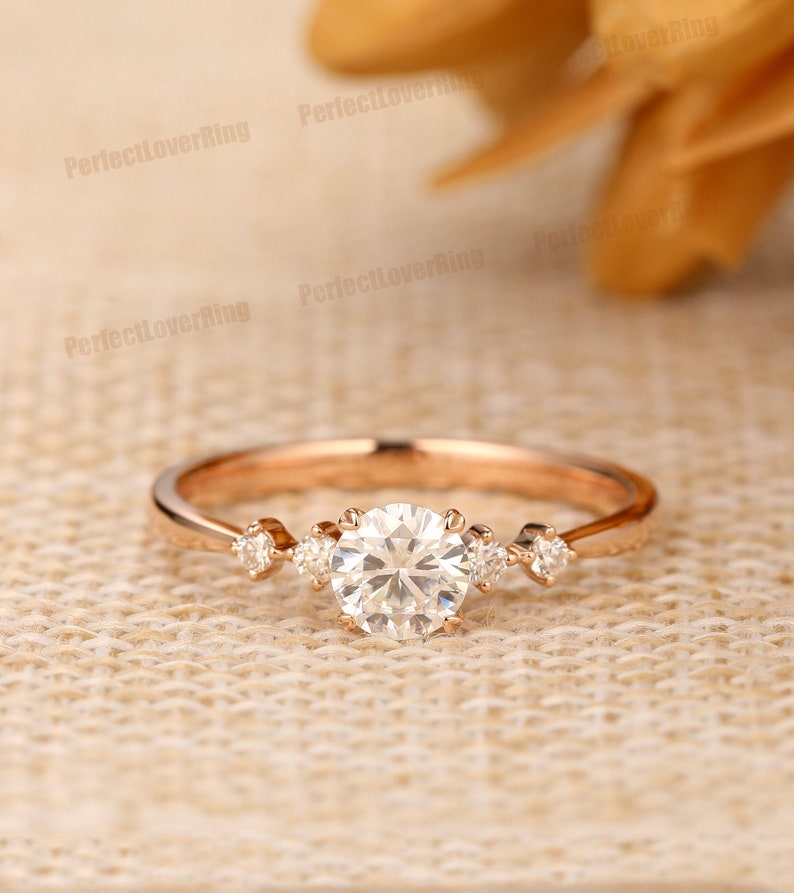 Zierlicher Verlobungsring / 5mm Rundschliff Moissanite Ring / 14K Rose Gold Ring / Prong Set Ring / Stapelring / Versprechen Brautring / Ring für Frauen Bild 1