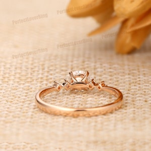 Zierlicher Verlobungsring / 5mm Rundschliff Moissanite Ring / 14K Rose Gold Ring / Prong Set Ring / Stapelring / Versprechen Brautring / Ring für Frauen Bild 6