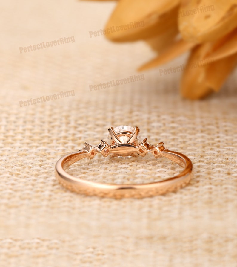 Zierlicher Verlobungsring / 5mm Rundschliff Moissanite Ring / 14K Rose Gold Ring / Prong Set Ring / Stapelring / Versprechen Brautring / Ring für Frauen Bild 6