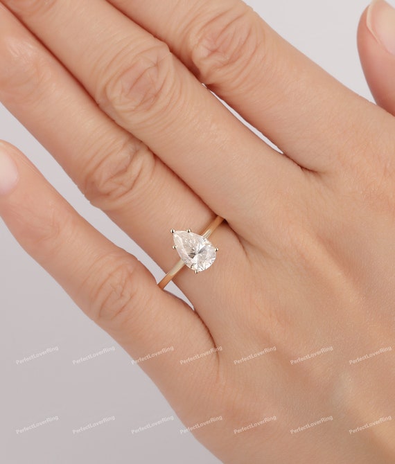 Anillo de compromiso en forma de gota sales